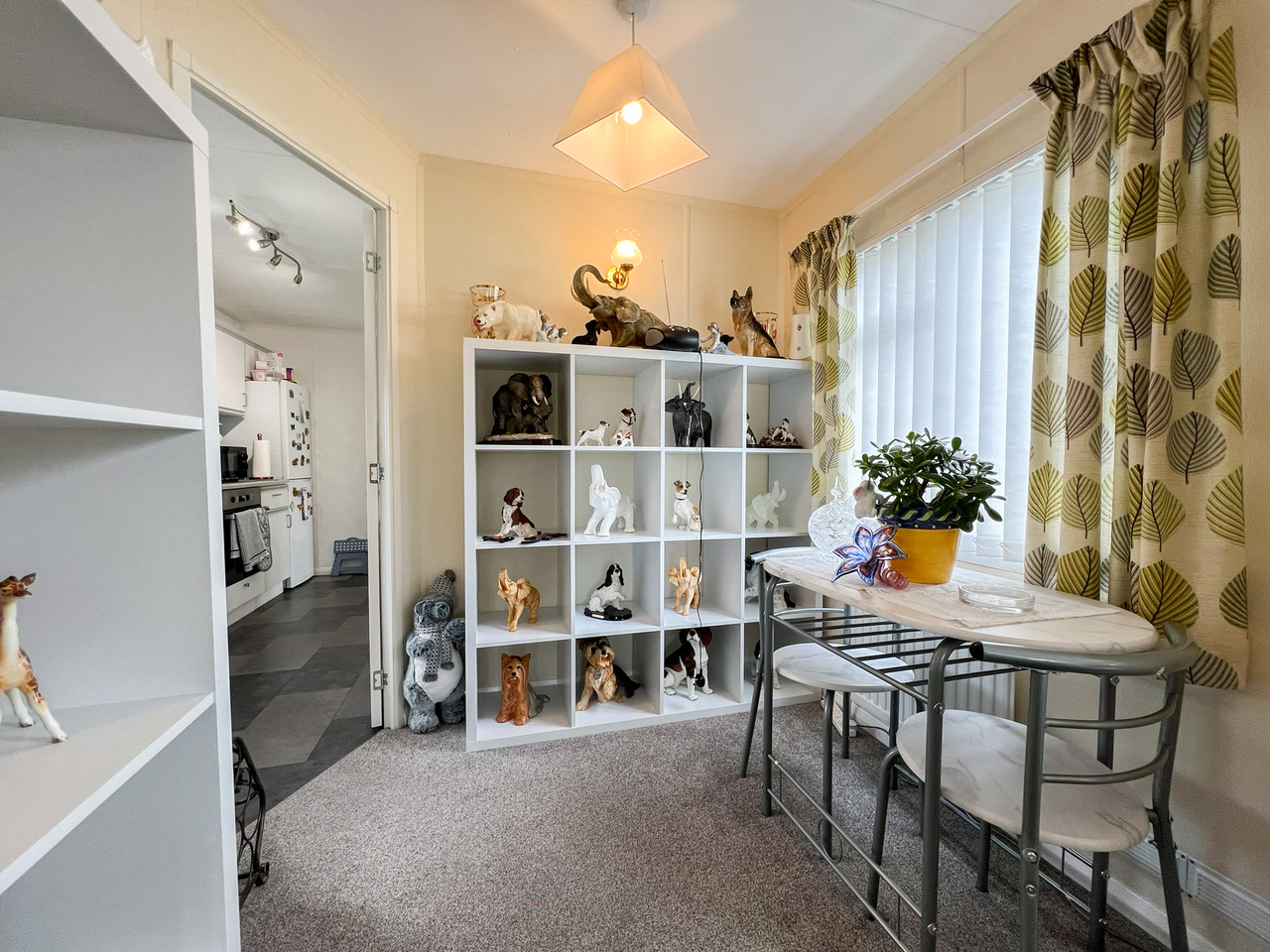 32 Glenmore Park - dining room