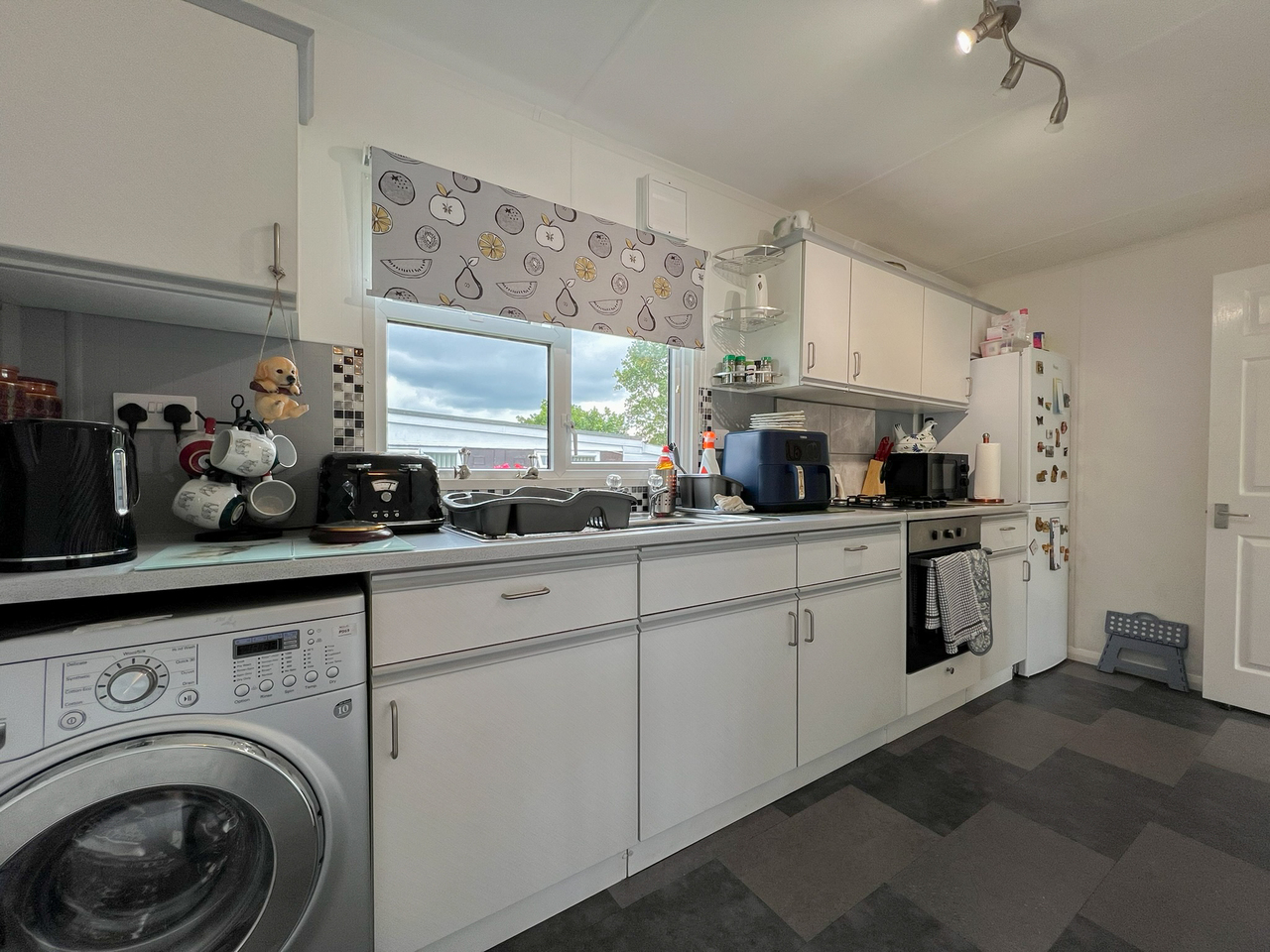 32 Glenmore Park - kitchen