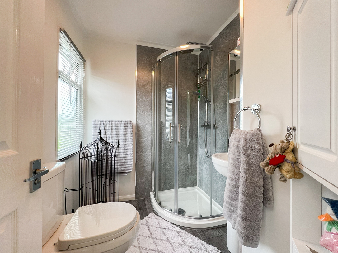 32 Glenmore Park - shower room