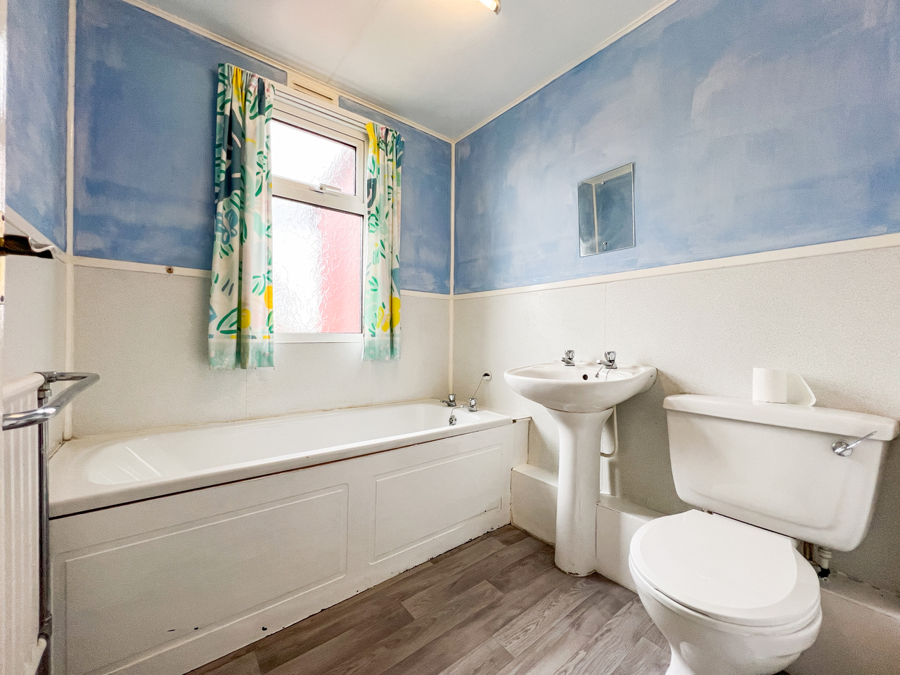 6 Glenmore Park - bathroom