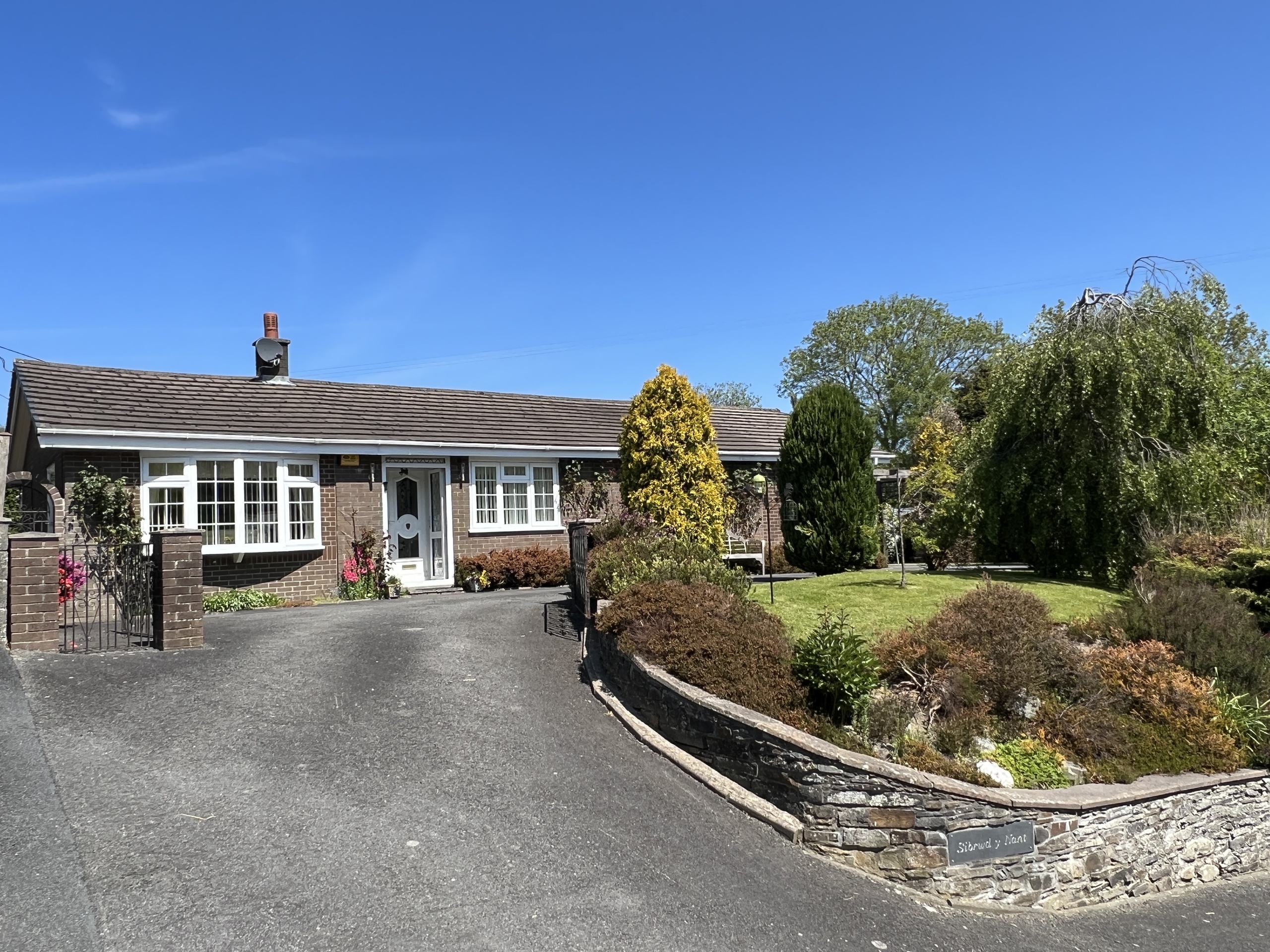 £329,950 4 bed Bungalow Aberystwyth, Ceredigion Iestyn Leyshon FRICS Estate Agents and