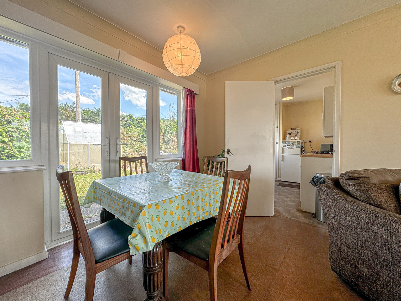 Dining Area (2)