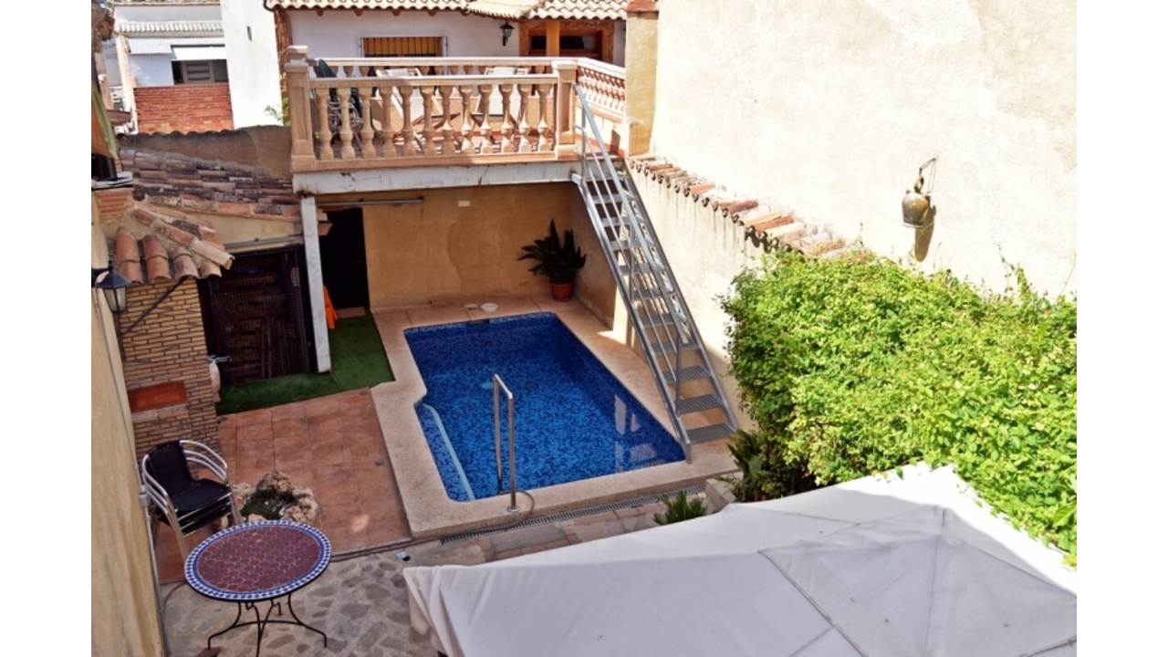 zona-de-la-piscina-casa-rural-el-xop-el-palomar-valencia