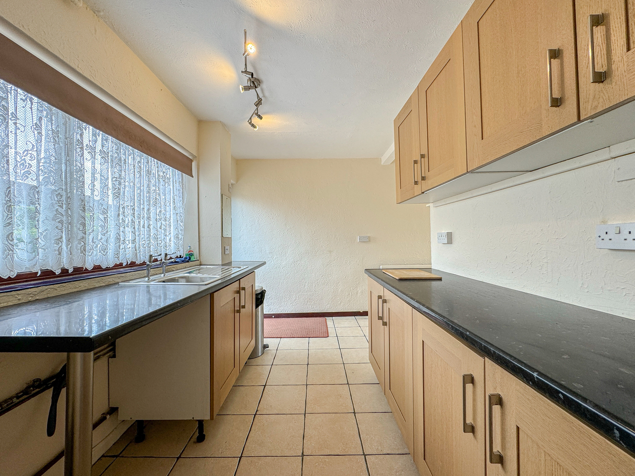 48 brampton road - kitchen (2)