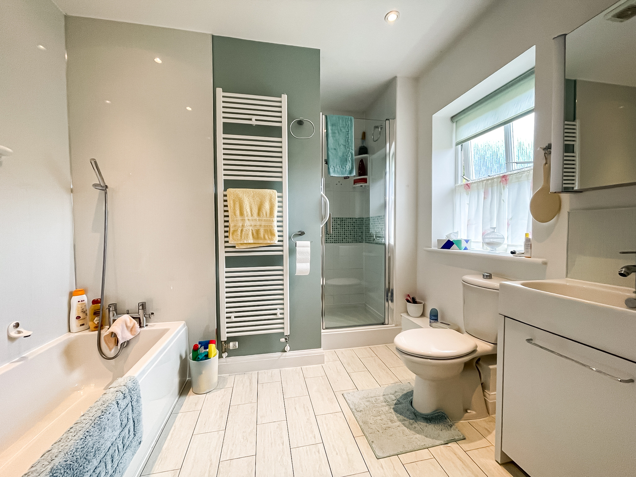 25 Woodfield Gardens - Ensuite bathroom