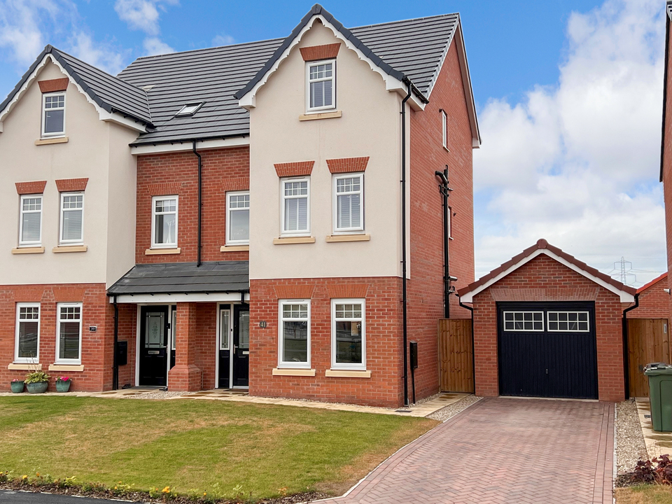 Semi-detached house for sale
